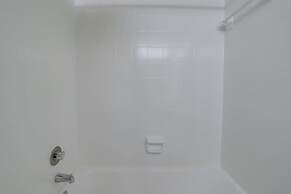 Modern Apt Near Airport & Metro