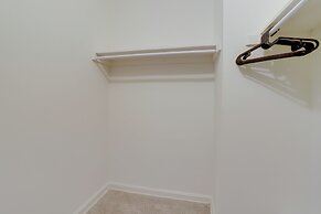 Modern Apt Near Airport & Metro