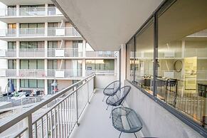 Modern Apt Near Airport & Metro