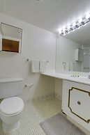 Modern Apt Near Airport & Metro