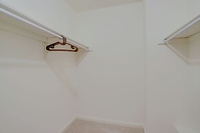 Modern Apt Near Airport & Metro