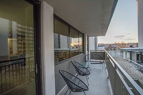 Modern Apt Near Airport & Metro