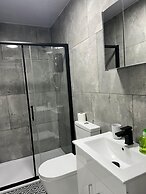 Luton Excellent 1 bed Apartment With Living Room