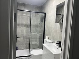 Luton Excellent 1 bed Apartment With Living Room