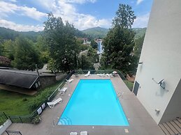 Tennessee Honey Getaway w/ Pool!