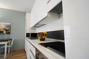 Modern Apt Next to M3 Metro, Milan