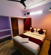 Goroomgo Rail View Guest House Puri