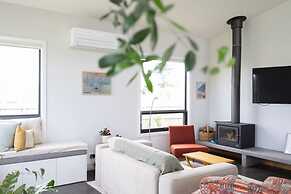 Modern Coastal Escape Pet Friendly With Fireplace