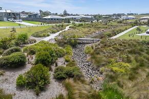 Modern Coastal Escape Pet Friendly With Fireplace