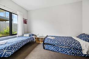 Modern Coastal Escape Pet Friendly With Fireplace