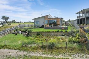 Modern Coastal Escape Pet Friendly With Fireplace