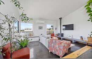 Modern Coastal Escape Pet Friendly With Fireplace