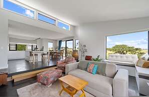 Modern Coastal Escape Pet Friendly With Fireplace