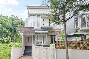 Calma Edelweiss Villa Lawang Malang