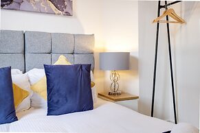 Eastons 2 Bedroom Apt. with Sofa Bed