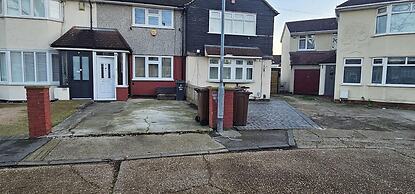 Spacious & Modern 2-bed House in Dagenham