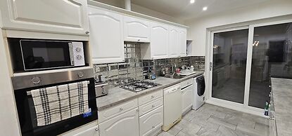 Spacious & Modern 2-bed House in Dagenham