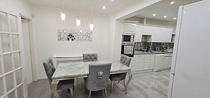 Spacious & Modern 2-bed House in Dagenham