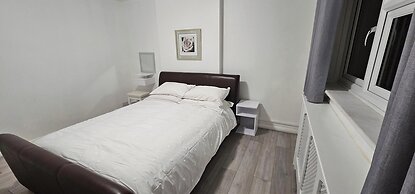 Spacious & Modern 2-bed House in Dagenham
