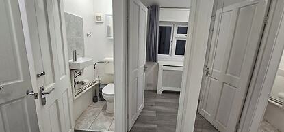 Spacious & Modern 2-bed House in Dagenham