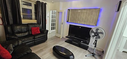 Spacious & Modern 2-bed House in Dagenham