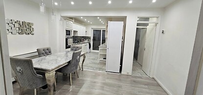 Spacious & Modern 2-bed House in Dagenham