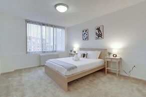 Crystal City Apt Close to Airport
