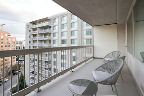 Crystal City Apt Close to Airport