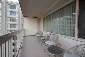 Crystal City Apt Close to Airport