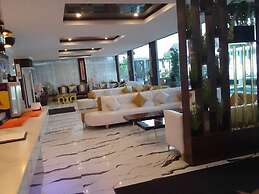 Queens Court Hotel