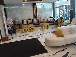 Queens Court Hotel