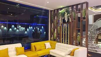 Queens Court Hotel