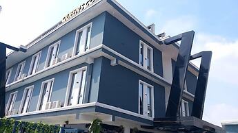 Queens Court Hotel