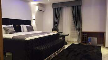Queens Court Hotel
