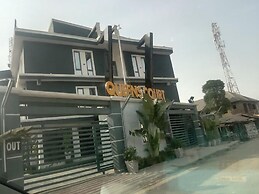 Queens Court Hotel