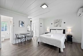 Chic City Retreat 93I Sleeps 2