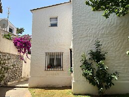 Lovely 4-bed Cottage in Las Chapas Marbella