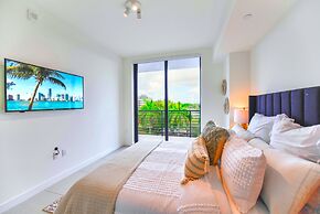 Downtown Doral Condo w-Free Parking