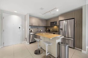 Downtown Doral Condo w-Free Parking