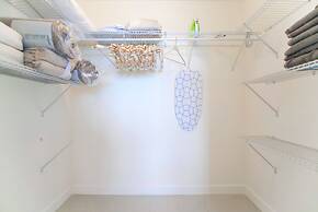 Downtown Doral Condo w-Free Parking