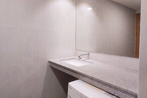 Modern Look And Comfy Studio Apartment At One Narita Residence