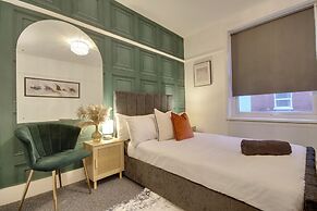 Southsea 5 Bed House - Hot Tub-Sleeps 10