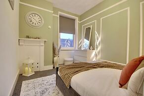 Southsea 5 Bed House - Hot Tub-Sleeps 10