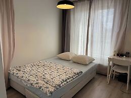 Room-cozy 3 Bedroom Apartment in Heart o