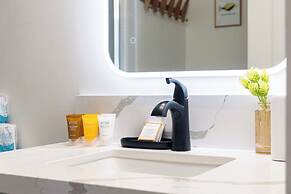 Ocean View 1BR at Ilikai Marina