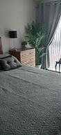 Bangor - 2 Bed Apartment- Sleeps 4 -privateparking