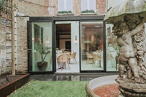 The Burgundy - Boutique B&B