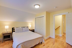 Walk to Sorrento Town Dock: Pet-friendly Apartment