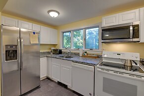 Walk to Sorrento Town Dock: Pet-friendly Apartment