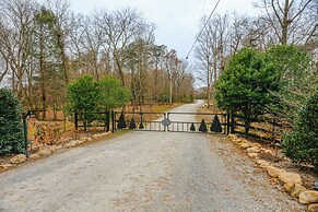 On-site Trails + Furnished Deck: Monteagle Escape!